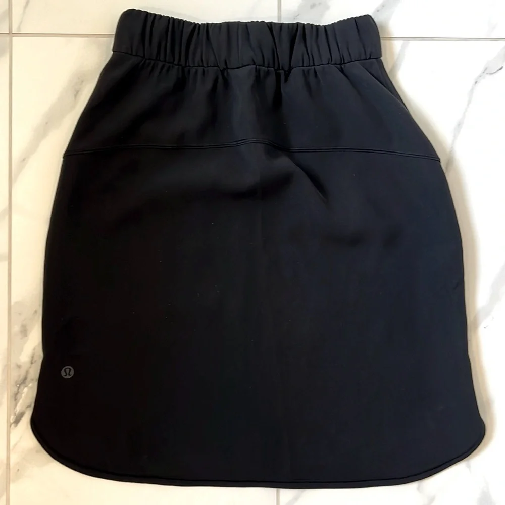 Lululemon On The Fly Woven Black Mid Length Skirt Women’s Size 2